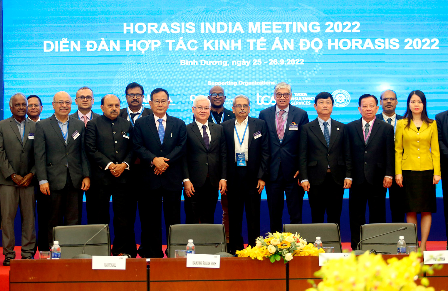 Lãnh đạo tỉnh Bình Dương và Liên đoàn Doanh nghiệp Ấn Độ chụp hình lưu niệm tại Diễn đàn hợp tác kinh tế Horasis Ấn Độ 2022.